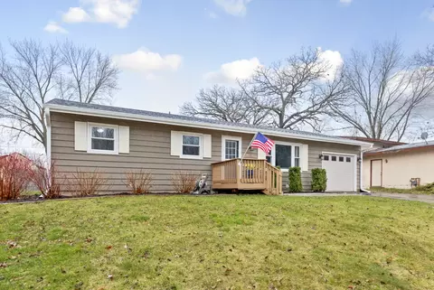2015 W Oakleaf Dr, Johnsburg, IL 60051