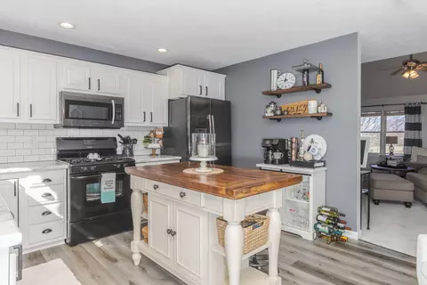 309 Burcham Dr, Le Roy, IL 61752 photo 4