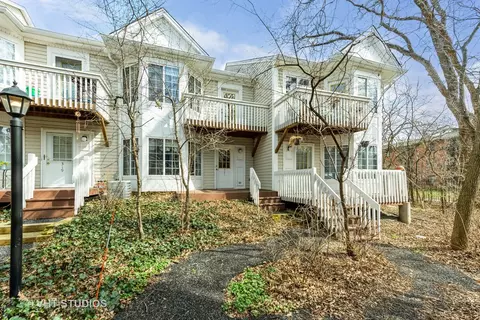 321 W Treehouse Ln, Round Lake, IL 60073