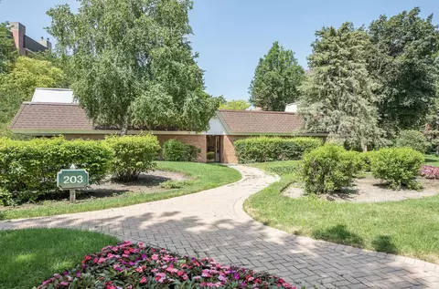 203 Rivershire Ln #103B, Lincolnshire, IL 60069