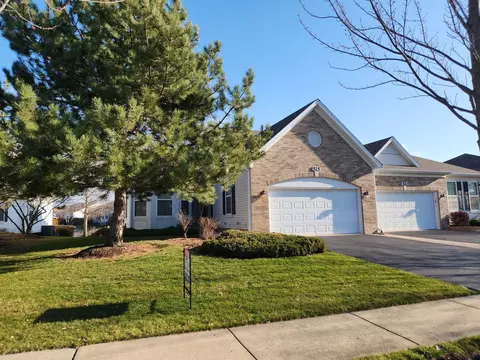 525 Woodhill Dr, Carol Stream, IL 60188