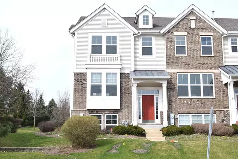 11 Veneto Ct, Streamwood, IL 60107