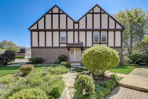877 Garfield Ave #B, Libertyville, IL 60048