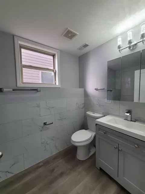 Bath - 826 E 89th St, Chicago, IL 60619 photo 4 of 4