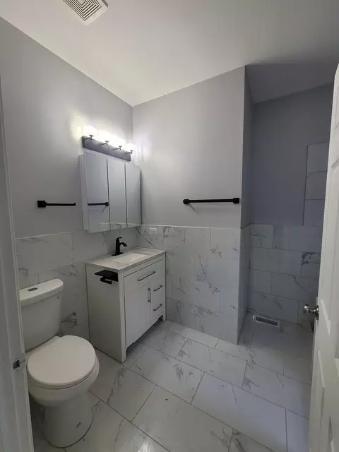 Bath - 826 E 89th St, Chicago, IL 60619 photo 2 of 4