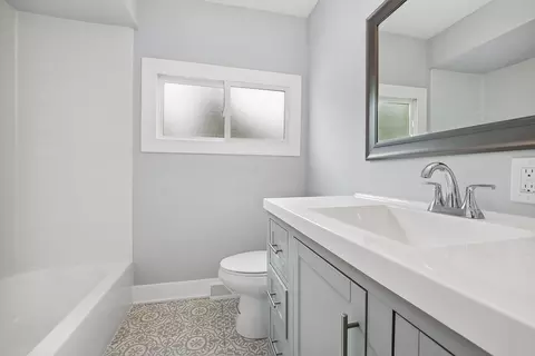 Bath - 11601 S Bishop St, Chicago, IL 60643 photo 1 of 2
