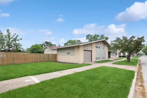 Exterior - 11601 S Bishop St, Chicago, IL 60643 photo 3 of 5