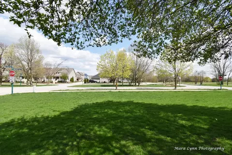 39 W198 Armstrong Ln, Geneva, IL 60134