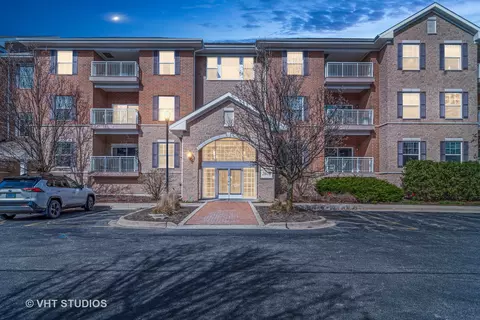 2676 Stone Cir #212, Geneva, IL 60134