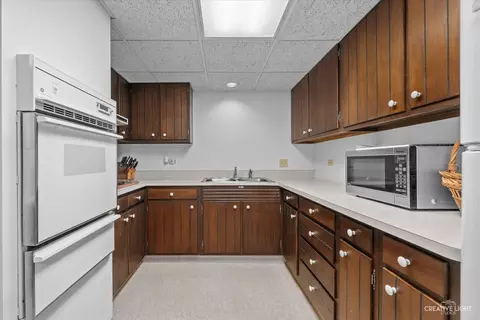 Kitchen - 1707 Hickory Dr, Sleepy Hollow, IL 60118 photo 4 of 4