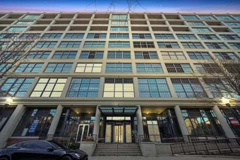 900 N Kingsbury St #742, Chicago, IL 60610