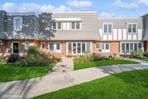 1497 Chantilly Ct, Highland Park, IL 60035