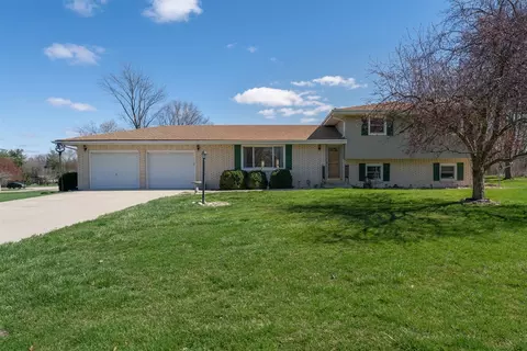 9587 Grandville Rd, Bloomington, IL 61705