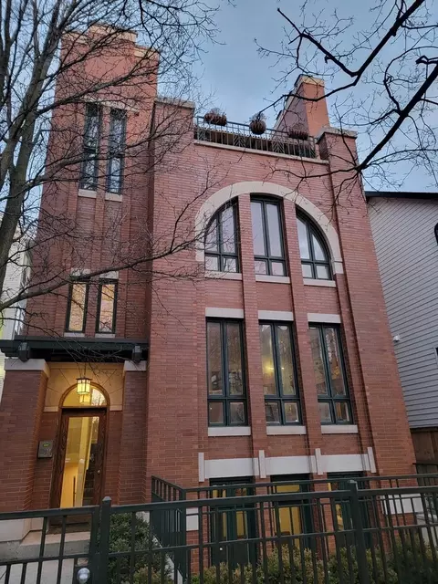3037 N Kenmore Ave #1, Chicago, IL 60657