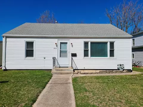 809 W 4th St, Dixon, IL 61021