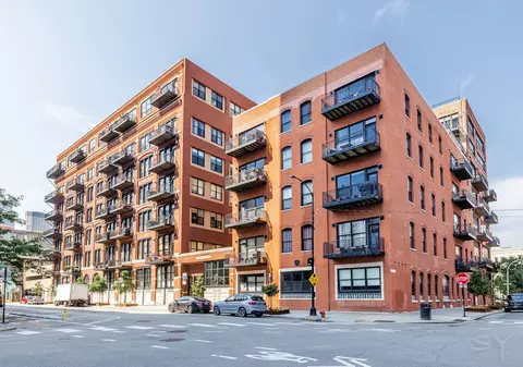 226 N Clinton St #504, Chicago, IL 60661