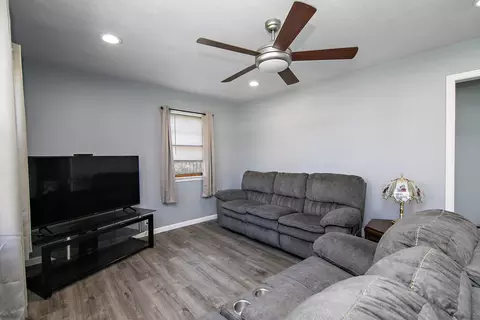 Living - 5748 W 1000n Rd, Kankakee, IL 60901 photo 2 of 2