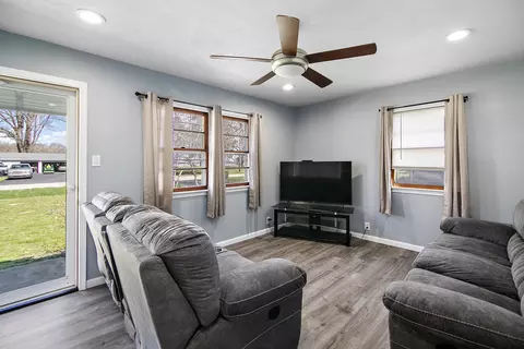 Living - 5748 W 1000n Rd, Kankakee, IL 60901 photo 1 of 2