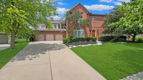 16 Mackenzie Ct, Bloomington, IL 61704