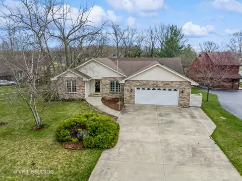 608 Candlewick Dr, Poplar Grove, IL 61065