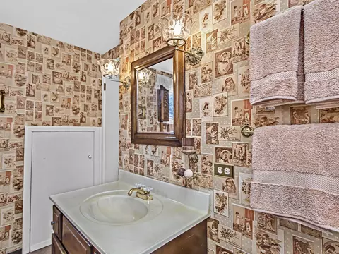 Bath - 85 Williamsburg Rd, Evanston, IL 60203 photo 3 of 3