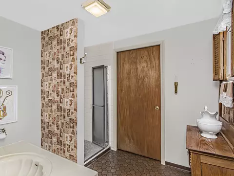 Bath - 85 Williamsburg Rd, Evanston, IL 60203 photo 2 of 3