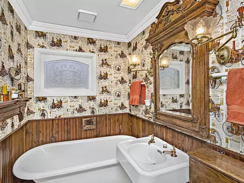 Bath - 85 Williamsburg Rd, Evanston, IL 60203 photo 1 of 3