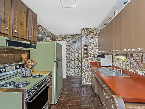 Kitchen - 85 Williamsburg Rd, Evanston, IL 60203 photo 2 of 3