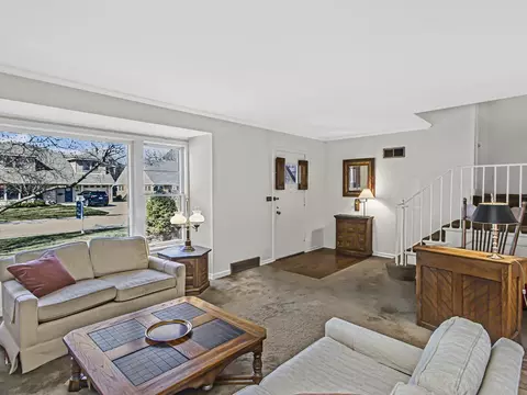 Living - 85 Williamsburg Rd, Evanston, IL 60203 photo 2 of 5