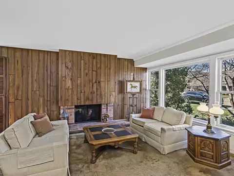 Living - 85 Williamsburg Rd, Evanston, IL 60203 photo 3 of 5