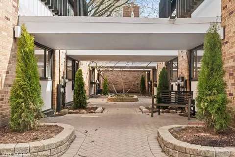 588 W Hawthorne Pl #3, Chicago, IL 60657