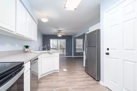 Kitchen - 948 Treeline Ct, Lockport, IL 60441 photo 2 of 2