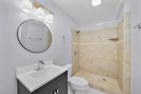 Bath - 5336 Shotkoski Dr, Hoffman Estates, IL 60192 photo 5 of 5