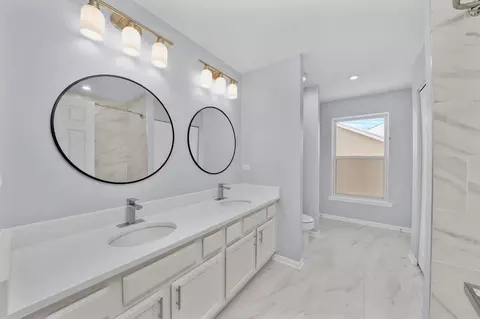 Bath - 5336 Shotkoski Dr, Hoffman Estates, IL 60192 photo 2 of 5