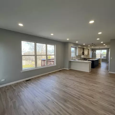 Kitchen - 5336 Shotkoski Dr, Hoffman Estates, IL 60192 photo 4 of 5
