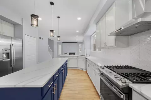 Kitchen - 5336 Shotkoski Dr, Hoffman Estates, IL 60192 photo 3 of 5