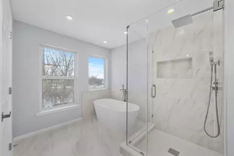 Bath - 5336 Shotkoski Dr, Hoffman Estates, IL 60192 photo 3 of 5