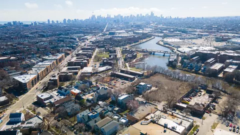 2221 W Oakdale Ave, Chicago, IL 60618