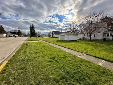 214 W Third St, Manteno, IL 60950