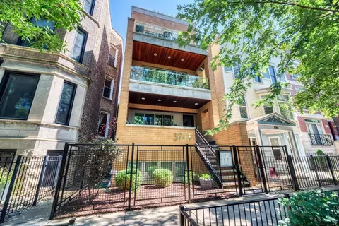 3743 N Kenmore Ave #3, Chicago, IL 60613