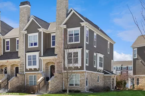 5760 S Washington St #704, Hinsdale, IL 60521