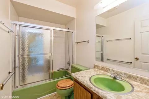 Bath - 515 Skyline Dr, Algonquin, IL 60102 photo 3 of 3