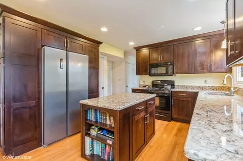Kitchen - 515 Skyline Dr, Algonquin, IL 60102 photo 2 of 2