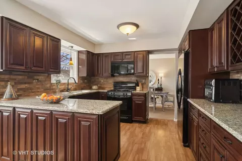 Kitchen - 60 Forestview Ln, Aurora, IL 60502 photo 2 of 4