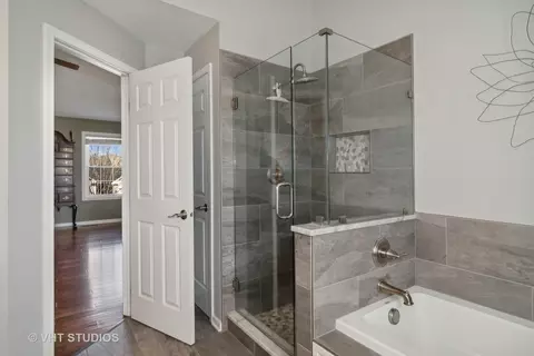 Bath - 60 Forestview Ln, Aurora, IL 60502 photo 2 of 5