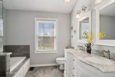 Bath - 60 Forestview Ln, Aurora, IL 60502 photo 1 of 5