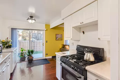 Kitchen - 412 Honey Locust Dr, Wheeling, IL 60090 photo 3 of 4
