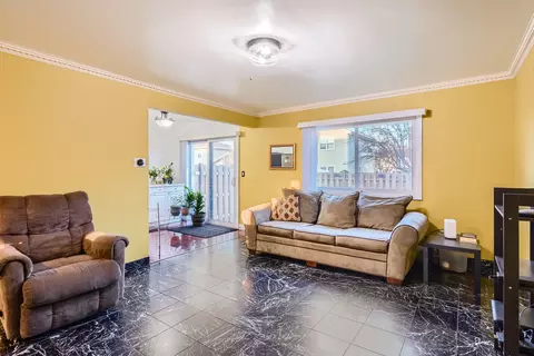 Living - 412 Honey Locust Dr, Wheeling, IL 60090 photo 2 of 3