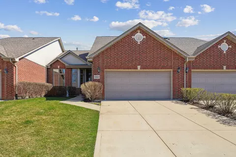 1351 Chestnut Xing, Lemont, IL 60439