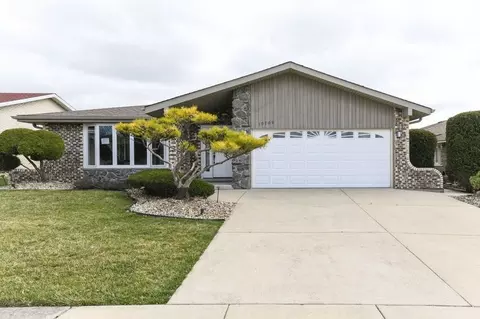 10709 E Olympia Cir, Palos Hills, IL 60465